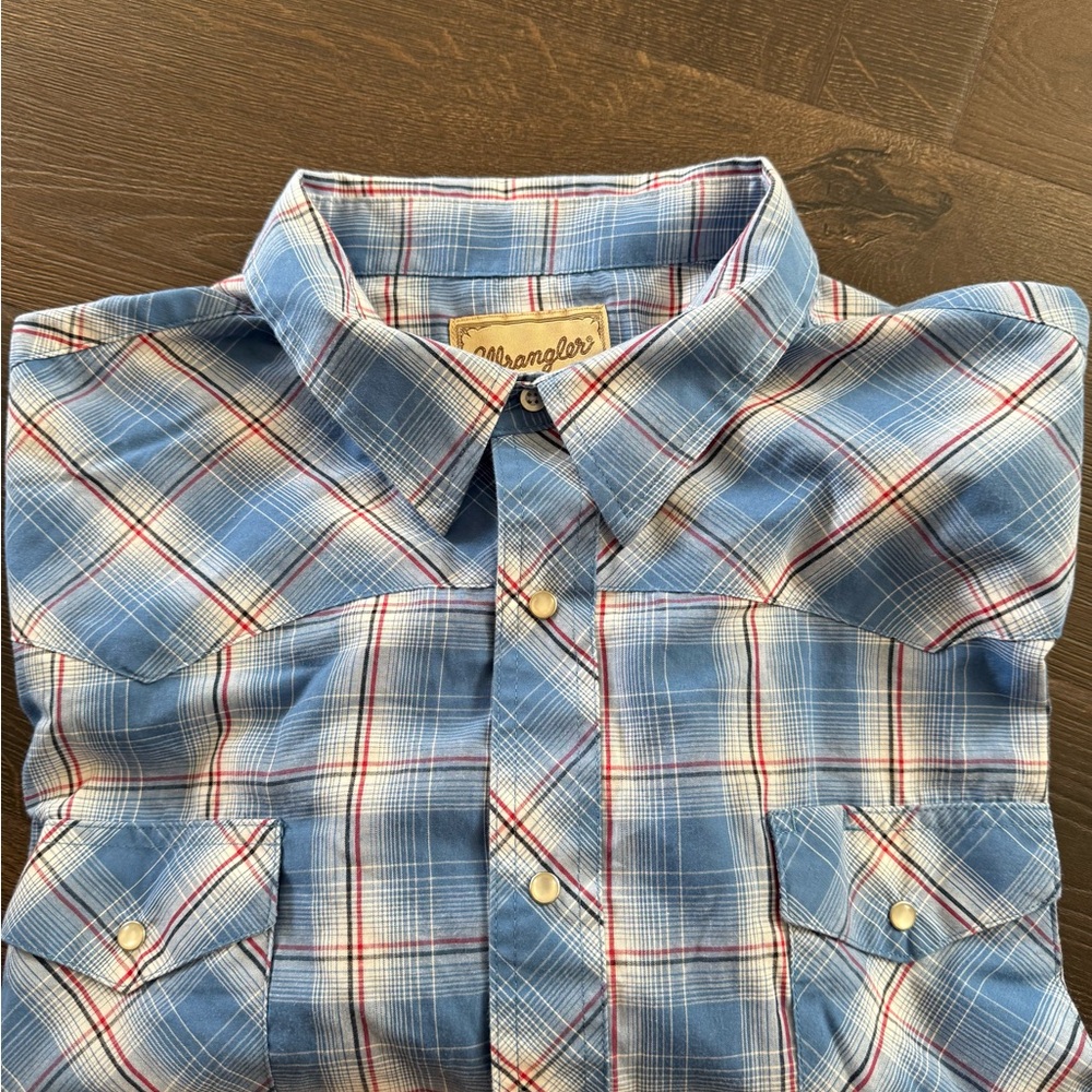Wrangler men’s Blue and Red Plaid Button Down Shirt